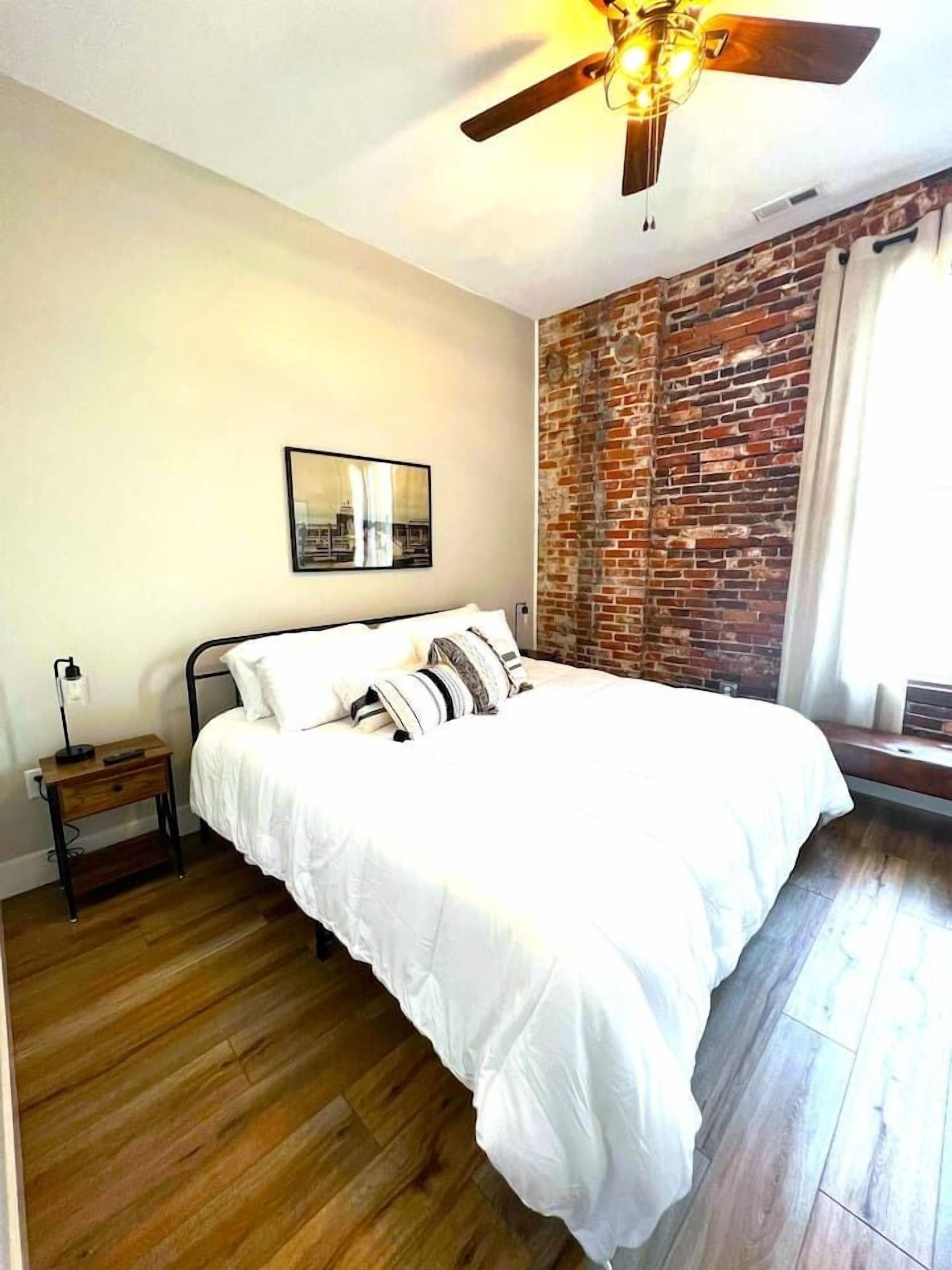 3 habitaciones, tabla de planchar con plancha, wifi y ropa de cama 