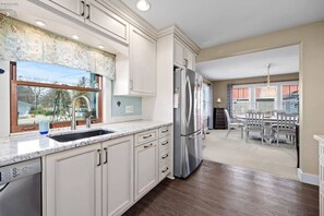 Fridge, microwave, oven, stovetop - Amazing 4 Bdrm House-Lake Views, Beach, near Cedar Point (Huron)
