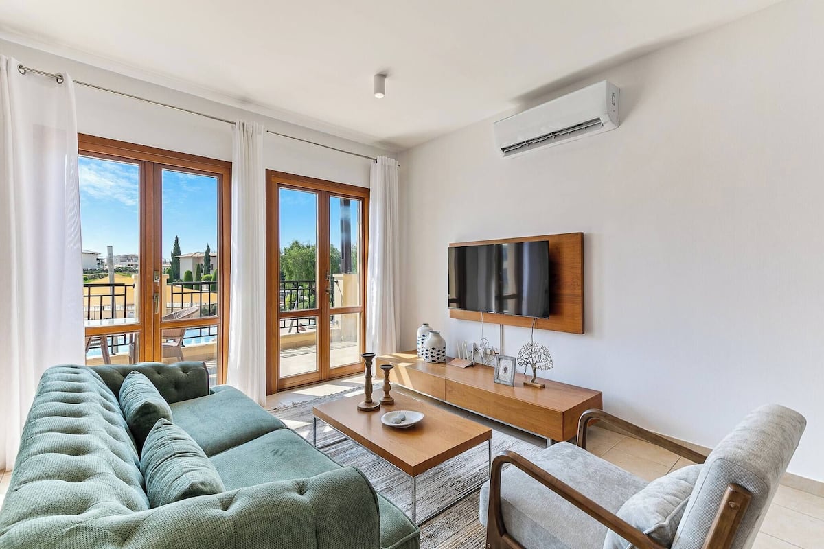 Appartement, 2 slaapkamers, balkon, uitzicht op zwembad | Woonkamer