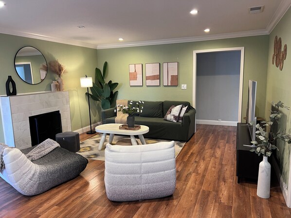 Fernseher, Kamin, Bücher