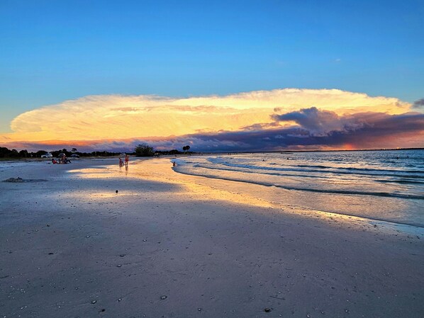 Beach towels - IDEAL LOCATION!!! Fabulous waterfront view!!! Beautiful 2 bed/2bath condo. (St. Petersburg)