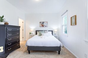 3 bedrooms, desk, iron/ironing board, WiFi - 3BR GEM Near Hot Spots - Deck (Pittsburgh)