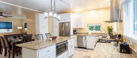 Frigorífico, microondas, horno y placa de cocina