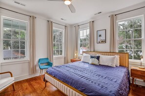 2 soverom, skrivebord, strykejern/-brett og wi-fi (inkludert)