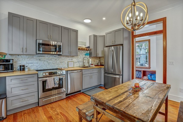 Een koelkast, een microgolfoven, een oven, een kookplaat