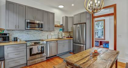 Charming 2-bedroom cottage in Historic Beaufort. Walk to restaurants and shops