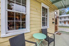 Outdoor dining - Charming 2-bedroom cottage in Historic Beaufort. Walk to restaurants and shops (Beaufort)