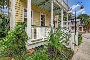 Exterior - Charming 2-bedroom cottage in Historic Beaufort. Walk to restaurants and shops (Beaufort)