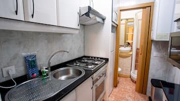Refrigerador, microondas, horno y cafetera y tetera