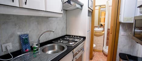 冷蔵庫、電子レンジ、オーブン、コーヒー / ティーメーカー