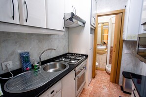 Jääkaappi, mikroaaltouuni, uuni, kahvin-/teenkeitin