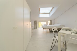 1 habitación, tabla de planchar con plancha, wifi gratis y ropa de cama 
