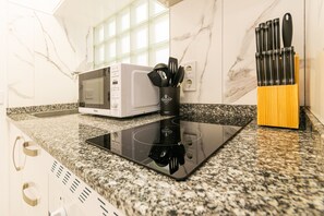 Refrigerador, microondas, horno y cafetera y tetera 
