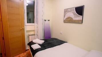 2 bedrooms, iron/ironing board, free WiFi, bed sheets