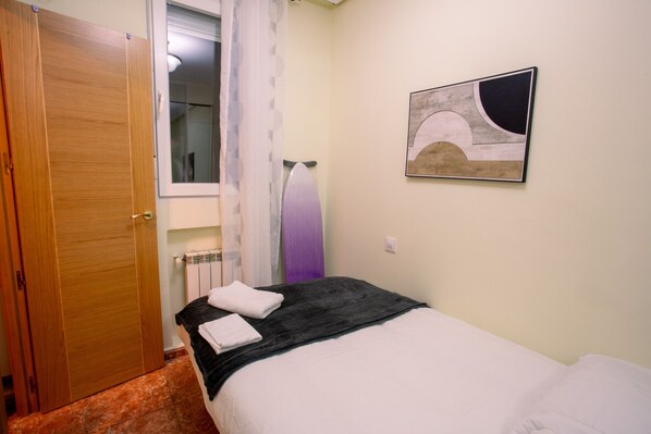 2 makuuhuonetta, silitysrauta/-lauta, ilmainen Wi-Fi, vuodevaatteet