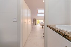 Regadera, secadora de cabello, toallas 