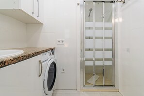 Shower, hair dryer, towels