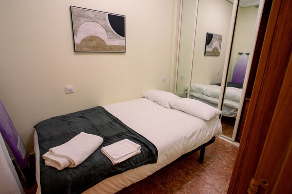 2 bedrooms, iron/ironing board, free WiFi, bed sheets