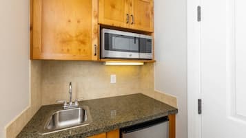 Réfrigérateur, micro-ondes, lave-vaisselle, cafetière/bouilloire