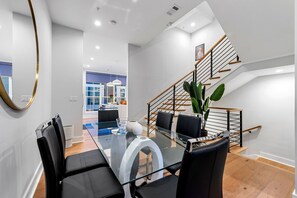 3 bedrooms - Stylish Midtown Home w Rooftop Views by Silverx (Atlanta)