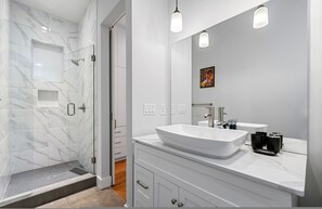 House - Stylish Midtown Home w Rooftop Views by Silverx (Atlanta)
