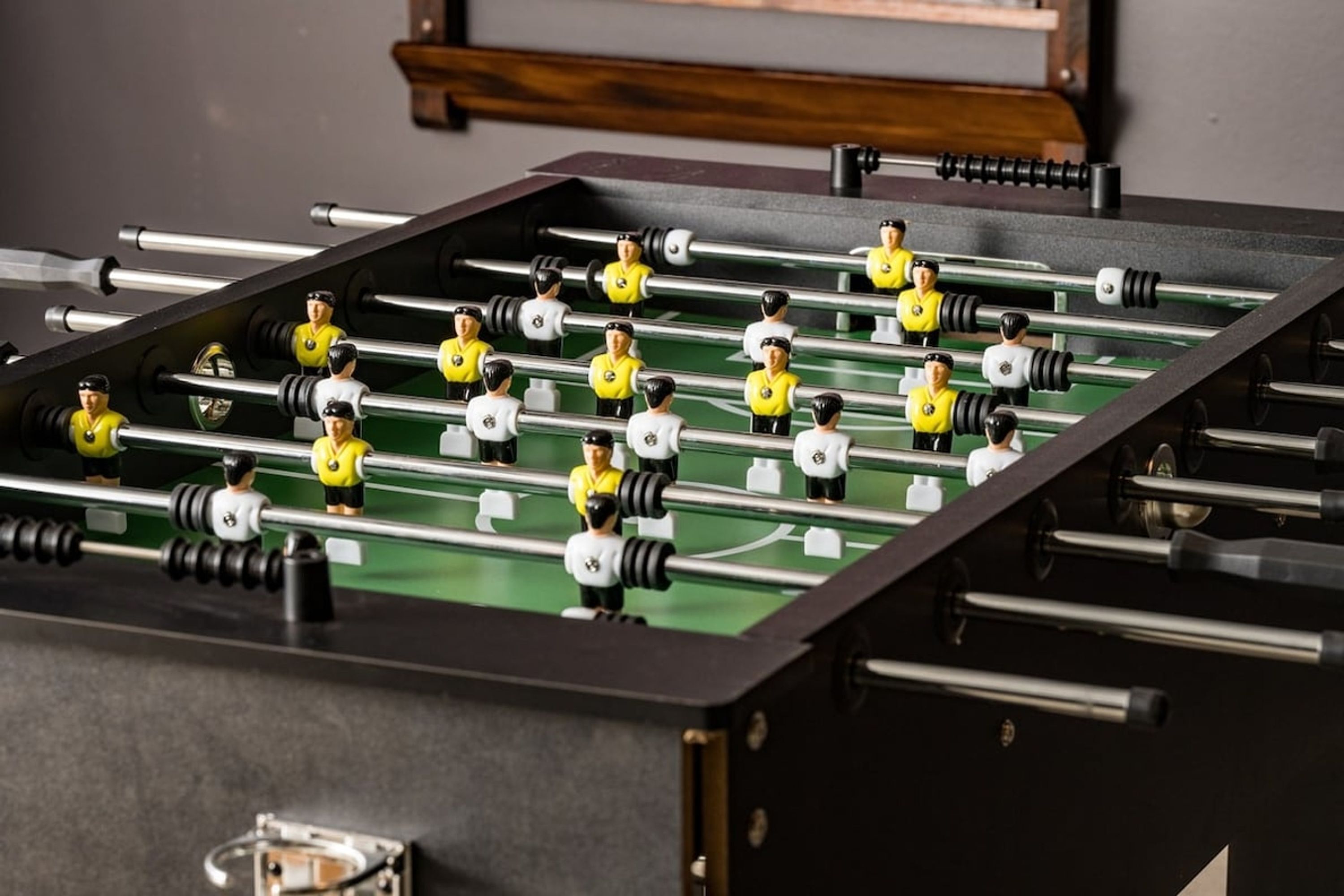Una mesa de fútbol de mesa con varios jugadores y palos.