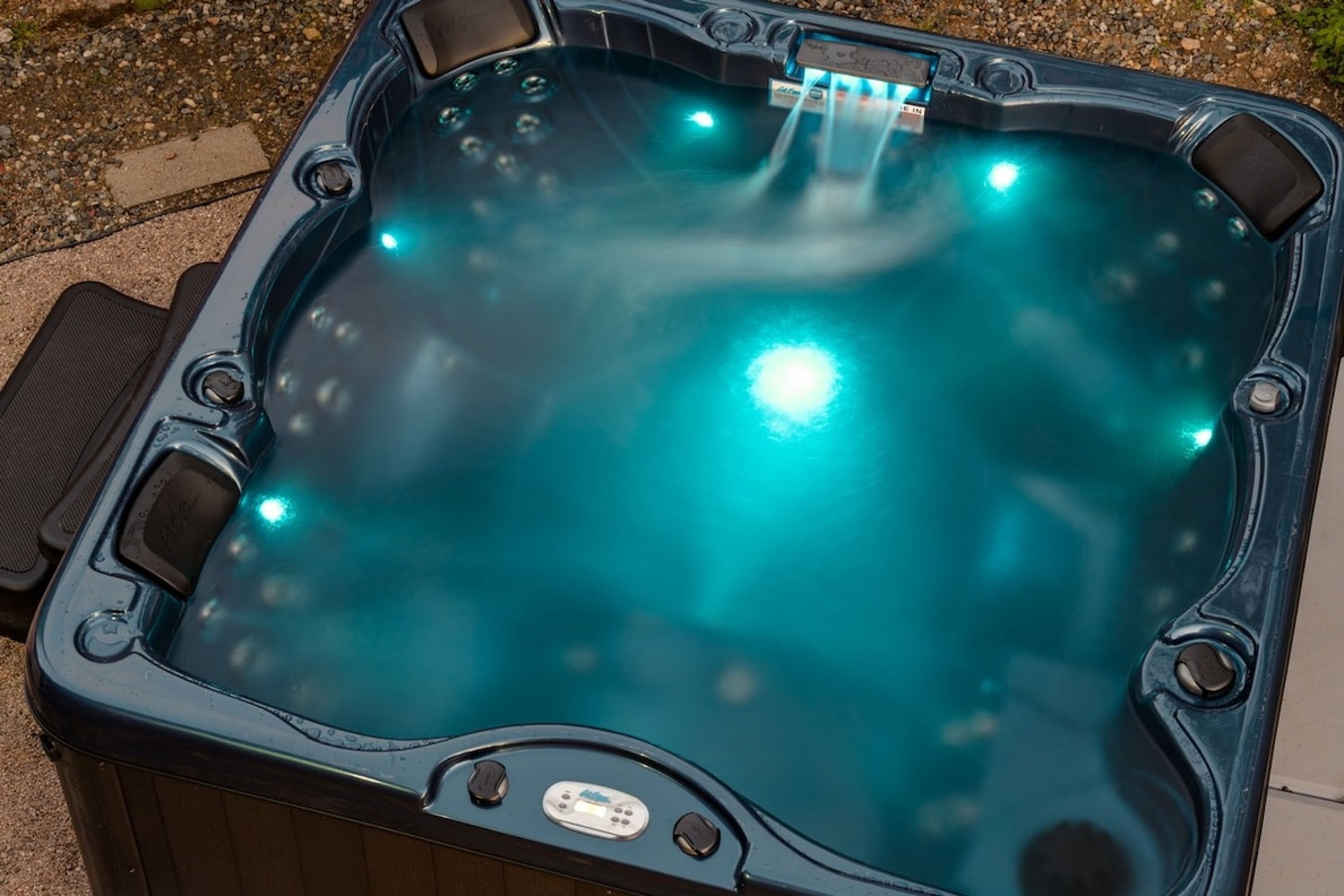 Un jacuzzi con panel de control y chorros.