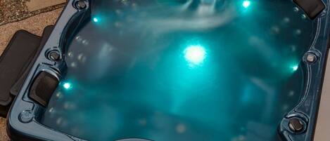 Un jacuzzi con panel de control y chorros.