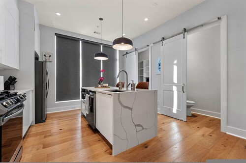 Luxurious Midtown Home Rooftop Views by Silverx