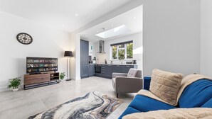 Unclassified image, 2 of 69, button - Woodside Park Apartment - The Groundfloor (London)
