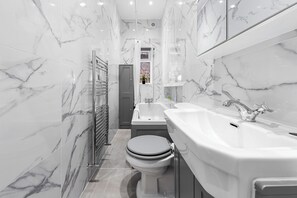 Apartamento, varias camas, terraza, vistas a la ciudad (The Groundfloor) | Baño | Artículos de higiene personal gratuitos, toallas y papel higiénico