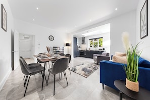 Interior - Woodside Park Apartment - The Groundfloor (London)