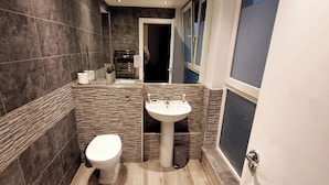 Bathroom - Wandsworth Park Apartment (London)
