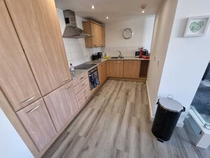 Appartement, Meerdere bedden, keuken, uitzicht op de stad (Wandsworth Park Apartment) | Privékeuken | Een koelkast, een microgolfoven, een oven, een kookplaat