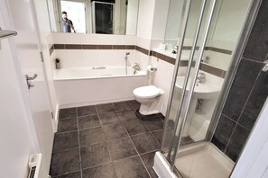 Apartment, Multiple Beds, Kitchen, City View (Wandsworth Park Apartment) | Bathroom | Free toiletries, towels, toilet paper - Wandsworth Park Apartment (London)