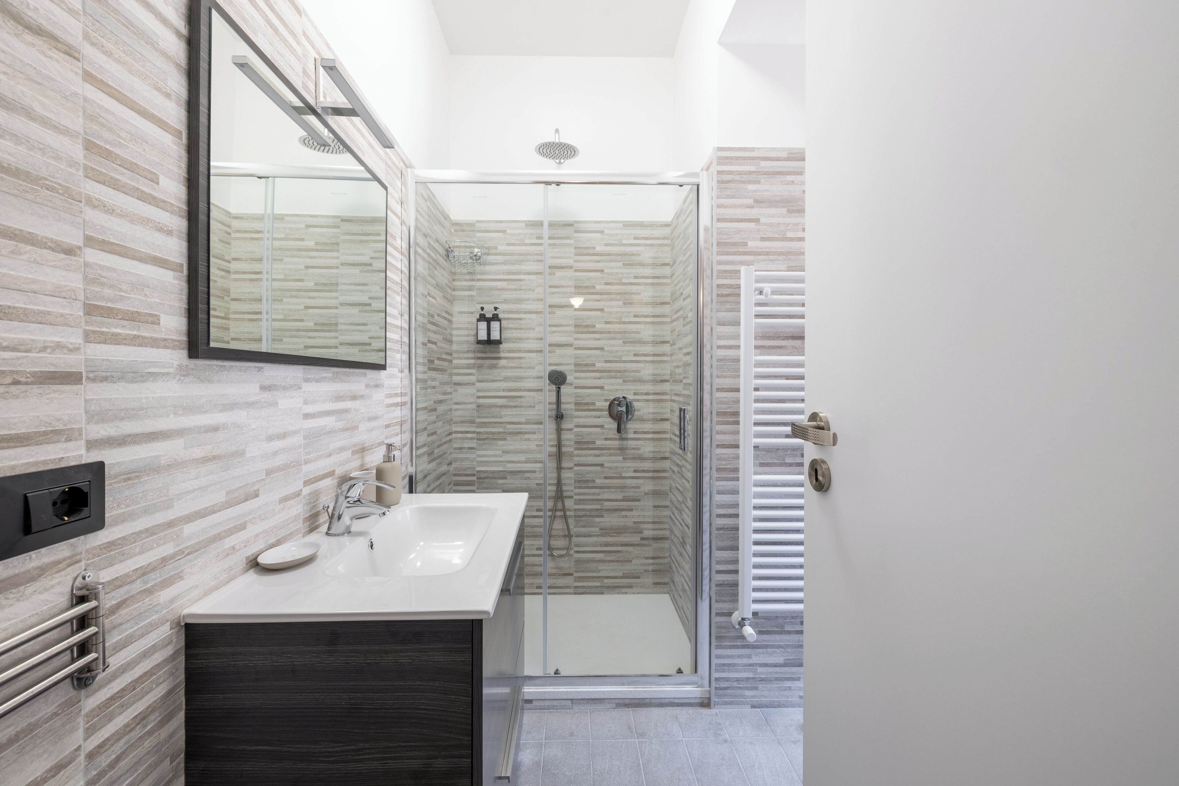 Douche, sèche-cheveux, bidet, serviettes fournies