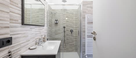 Douche, sĂšche-cheveux, bidet, serviettes fournies