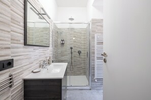 Douche, séchoir à cheveux, bidet, serviettes fournies