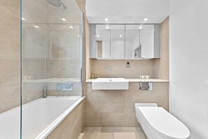 公寓, 多張床, 庭院, 城市景觀 (Flat 4 and 7) | 浴室 | 免費盥洗用品、毛巾