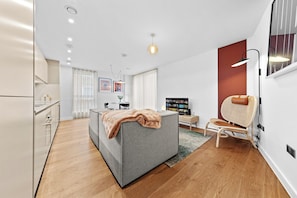 Apartment, Mehrere Betten, Terrasse, Stadtblick (Flat 4 and 7) | Wohnbereich | 42-Zoll-Flachbildfernseher mit Digitalempfang