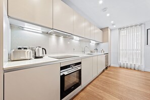 Apartment, Mehrere Betten, Terrasse, Stadtblick ((Flat 1 & 3)) | Eigene Küche | Kühlschrank, Herdplatte, Wasserkocher mit Kaffee-/Teezubehör