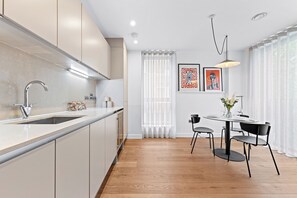 Apartamento, várias camas, varanda, vista para a cidade ((Flat 1 & 3)) | Cozinha privada | Geladeira, cooktop, cafeteira/chaleira
