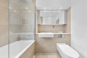 Apartamento, várias camas, varanda, vista para a cidade ((Flat 1 & 3)) | Banheiro | Produtos de toalete grátis, toalhas de banho, papel higiênico 