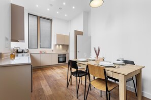 Leilighet, flere senger, kjøkken, byutsikt (Flat 2) | Eget kjøkken | Kjøleskap, kokeplater, kaffetrakter/tekoker og kjøkkenutstyr