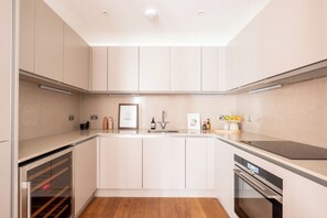 Căn hộ, nhiều giường, sân hiên, quang cảnh thành phố (Flat 5 and 6) | Bếp riêng | Tủ lạnh, bếp nấu, dụng cụ pha cà phê/trà 