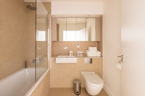 Apartment, Mehrere Betten, Terrasse, Stadtblick (Flat 5 and 6) | Badezimmer | Kostenlose Toilettenartikel, Handtücher, Toilettenpapier