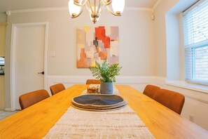 Dining - Spacious 4-bedroom 2-bath POOL HOUSE fully fenced (Spring)