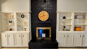 Interior - Spacious 4-bedroom 2-bath POOL HOUSE fully fenced (Spring)