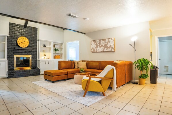 Smart TV, table football - Spacious 4-bedroom 2-bath POOL HOUSE fully fenced (Spring)