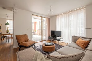 Leilighet, flere senger, terrasse, byutsikt (Flat 11 and 13) | Oppholdsområde | En 42-tommers Flatskjerm-TV med digitale kanaler